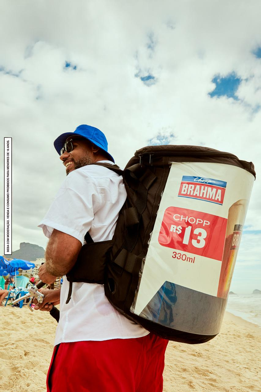 Luiz Thor com mochila de chope em evento na praia
